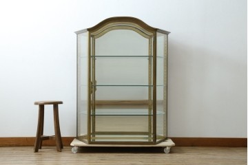 フランスアンティーク　高級品　真鍮(しんちゅう)フレーム　曲げガラス天板のおしゃれなガラスケース　(R-082104)