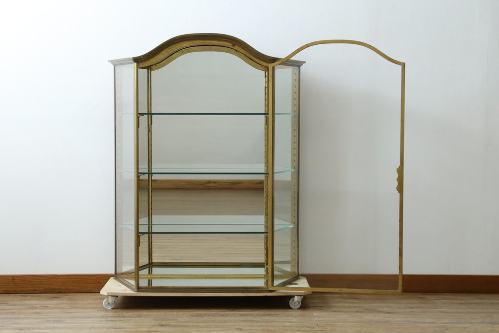 フランスアンティーク　高級品　真鍮(しんちゅう)フレーム　曲げガラス天板のおしゃれなガラスケース　(R-082104)