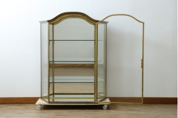 フランスアンティーク　高級品　真鍮(しんちゅう)フレーム　曲げガラス天板のおしゃれなガラスケース　(R-082104)