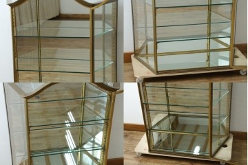 フランスアンティーク　高級品　真鍮(しんちゅう)フレーム　曲げガラス天板のおしゃれなガラスケース　(R-082104)