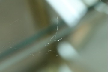 フランスアンティーク　高級品　真鍮(しんちゅう)フレーム　曲げガラス天板のおしゃれなガラスケース　(R-082104)