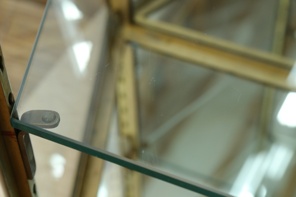 フランスアンティーク　高級品　真鍮(しんちゅう)フレーム　曲げガラス天板のおしゃれなガラスケース　(R-082104)