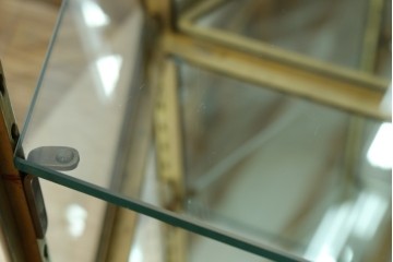 フランスアンティーク　高級品　真鍮(しんちゅう)フレーム　曲げガラス天板のおしゃれなガラスケース　(R-082104)