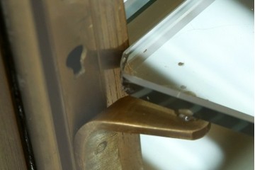 フランスアンティーク　高級品　真鍮(しんちゅう)フレーム　曲げガラス天板のおしゃれなガラスケース　(R-082104)