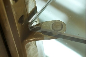 フランスアンティーク　高級品　真鍮(しんちゅう)フレーム　曲げガラス天板のおしゃれなガラスケース　(R-082104)