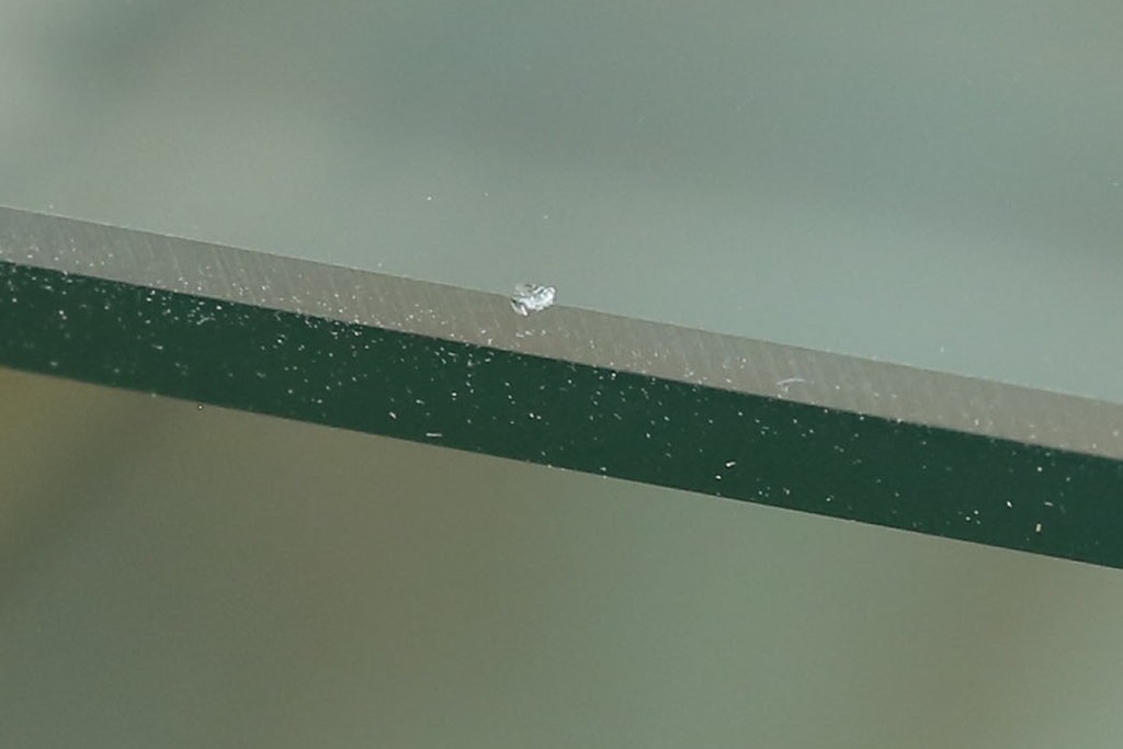 フランスアンティーク　高級品　真鍮(しんちゅう)フレーム　曲げガラス天板のおしゃれなガラスケース　(R-082104)