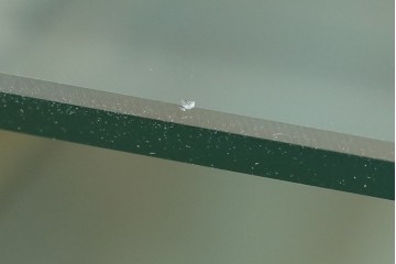 フランスアンティーク　高級品　真鍮(しんちゅう)フレーム　曲げガラス天板のおしゃれなガラスケース　(R-082104)