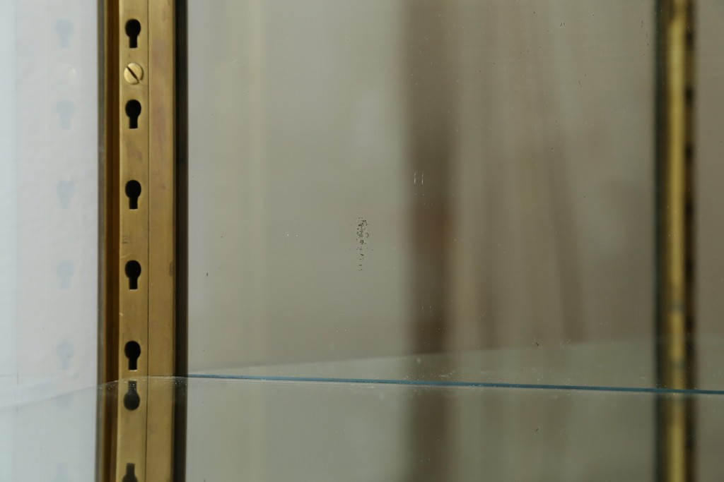 フランスアンティーク　高級品　真鍮(しんちゅう)フレーム　曲げガラス天板のおしゃれなガラスケース　(R-082104)