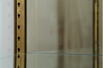 フランスアンティーク　高級品　真鍮(しんちゅう)フレーム　曲げガラス天板のおしゃれなガラスケース　(R-082104)