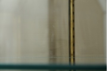 フランスアンティーク　高級品　真鍮(しんちゅう)フレーム　曲げガラス天板のおしゃれなガラスケース　(R-082104)