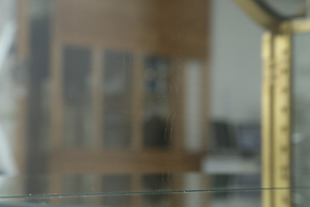 フランスアンティーク　高級品　真鍮(しんちゅう)フレーム　曲げガラス天板のおしゃれなガラスケース　(R-082104)