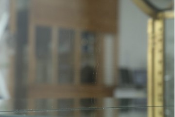 フランスアンティーク　高級品　真鍮(しんちゅう)フレーム　曲げガラス天板のおしゃれなガラスケース　(R-082104)