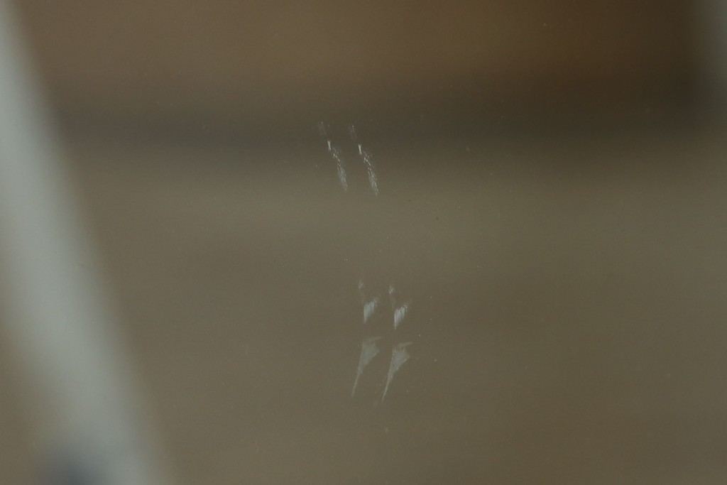 フランスアンティーク　高級品　真鍮(しんちゅう)フレーム　曲げガラス天板のおしゃれなガラスケース　(R-082104)