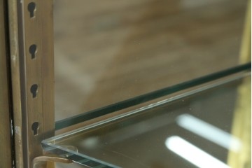 フランスアンティーク　高級品　真鍮(しんちゅう)フレーム　曲げガラス天板のおしゃれなガラスケース　(R-082104)