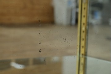 フランスアンティーク　高級品　真鍮(しんちゅう)フレーム　曲げガラス天板のおしゃれなガラスケース　(R-082104)