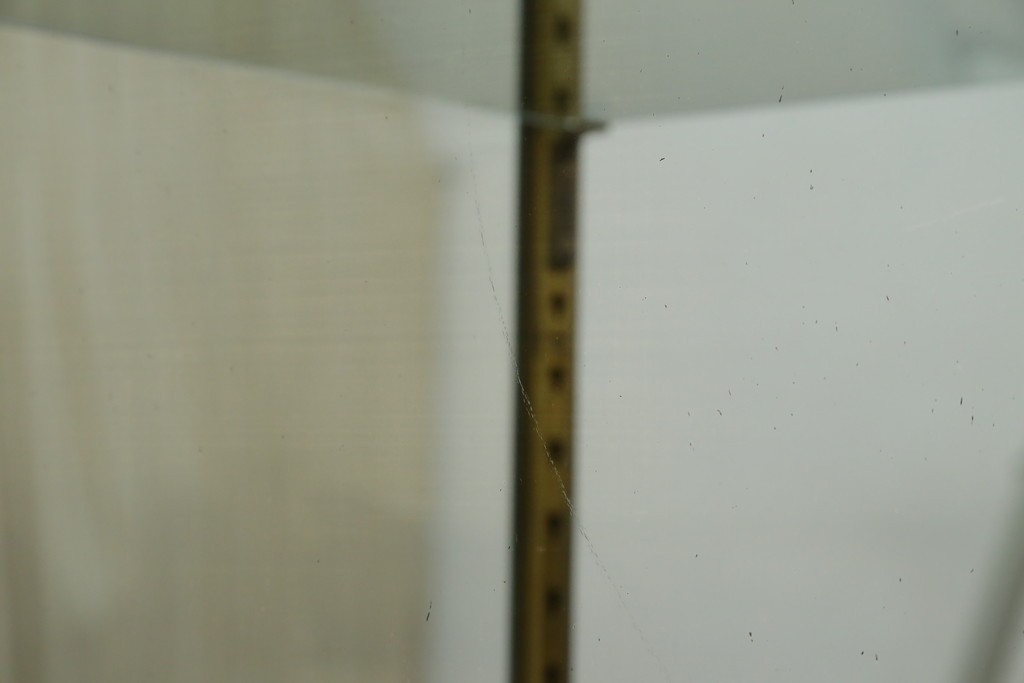 フランスアンティーク　高級品　真鍮(しんちゅう)フレーム　曲げガラス天板のおしゃれなガラスケース　(R-082104)