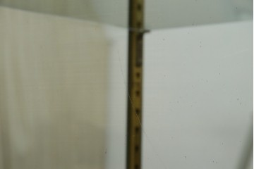 フランスアンティーク　高級品　真鍮(しんちゅう)フレーム　曲げガラス天板のおしゃれなガラスケース　(R-082104)