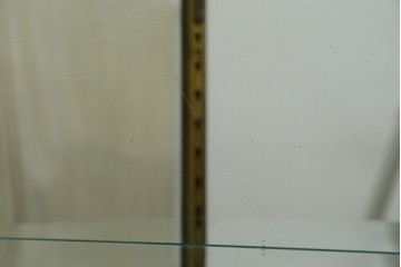 フランスアンティーク　高級品　真鍮(しんちゅう)フレーム　曲げガラス天板のおしゃれなガラスケース　(R-082104)