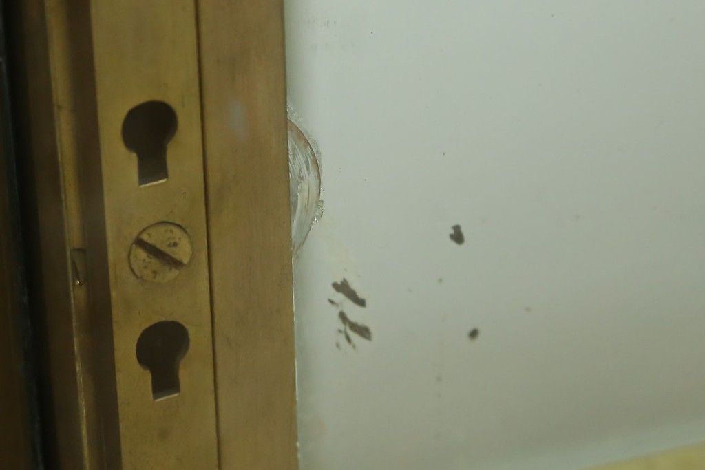 フランスアンティーク　高級品　真鍮(しんちゅう)フレーム　曲げガラス天板のおしゃれなガラスケース　(R-082104)