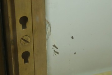 フランスアンティーク　高級品　真鍮(しんちゅう)フレーム　曲げガラス天板のおしゃれなガラスケース　(R-082104)