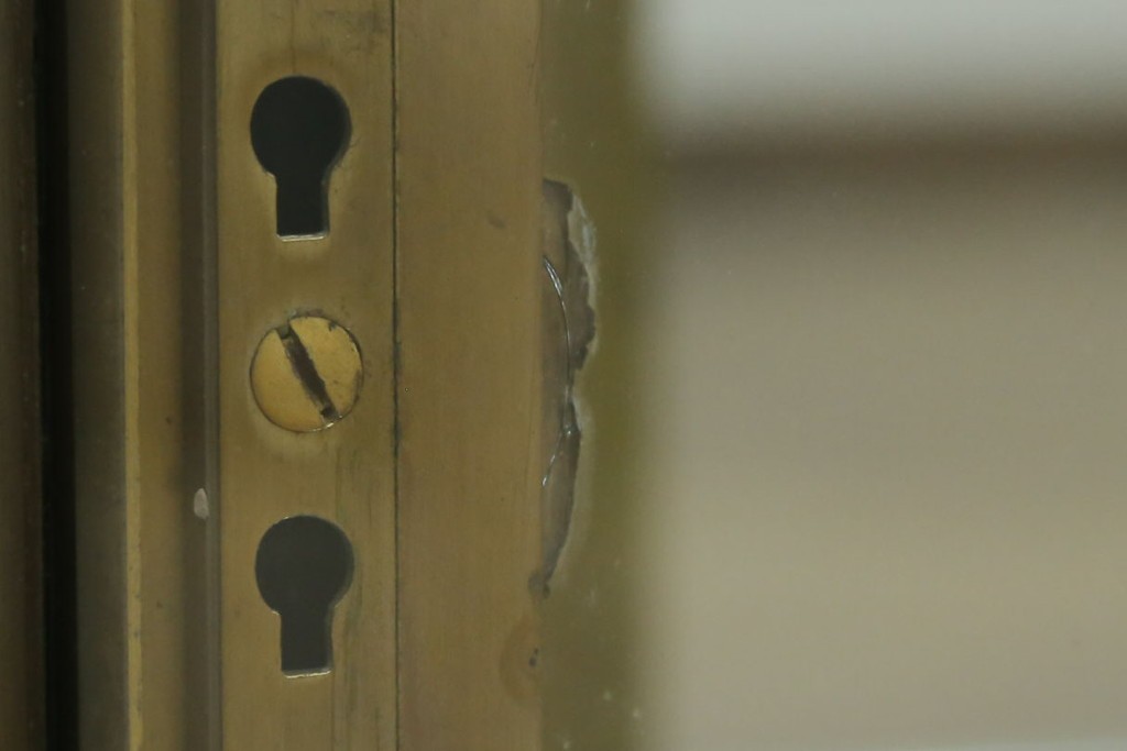 フランスアンティーク　高級品　真鍮(しんちゅう)フレーム　曲げガラス天板のおしゃれなガラスケース　(R-082104)