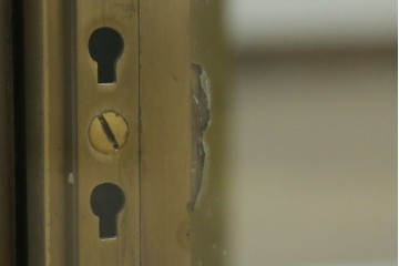 フランスアンティーク　高級品　真鍮(しんちゅう)フレーム　曲げガラス天板のおしゃれなガラスケース　(R-082104)