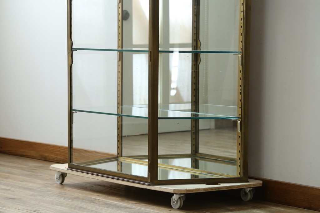 フランスアンティーク　高級品　真鍮(しんちゅう)フレーム　曲げガラス天板のおしゃれなガラスケース　(R-082104)