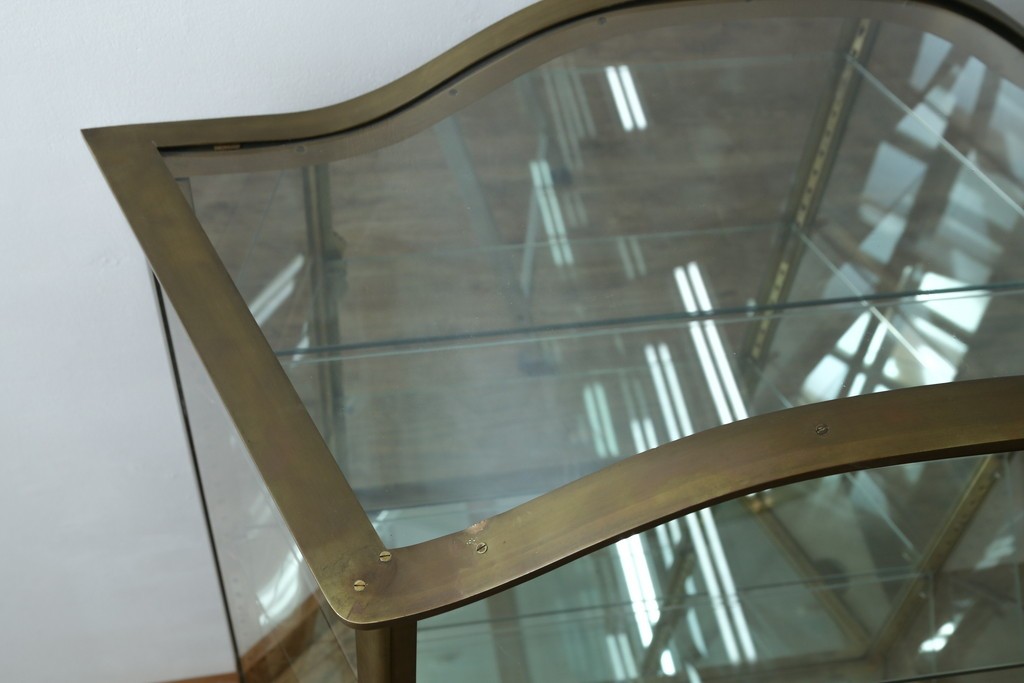 フランスアンティーク　高級品　真鍮(しんちゅう)フレーム　曲げガラス天板のおしゃれなガラスケース　(R-082104)