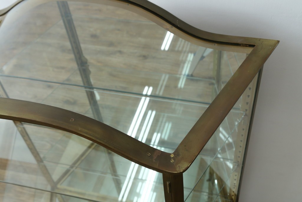 フランスアンティーク　高級品　真鍮(しんちゅう)フレーム　曲げガラス天板のおしゃれなガラスケース　(R-082104)