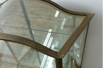 フランスアンティーク　高級品　真鍮(しんちゅう)フレーム　曲げガラス天板のおしゃれなガラスケース　(R-082104)