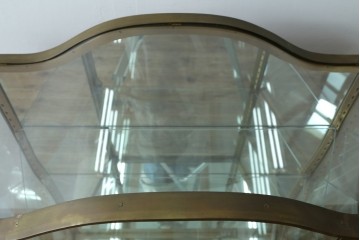 フランスアンティーク　高級品　真鍮(しんちゅう)フレーム　曲げガラス天板のおしゃれなガラスケース　(R-082104)