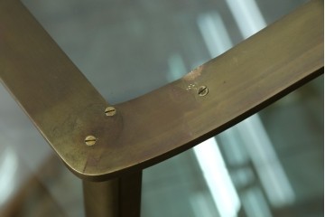 フランスアンティーク　高級品　真鍮(しんちゅう)フレーム　曲げガラス天板のおしゃれなガラスケース　(R-082104)