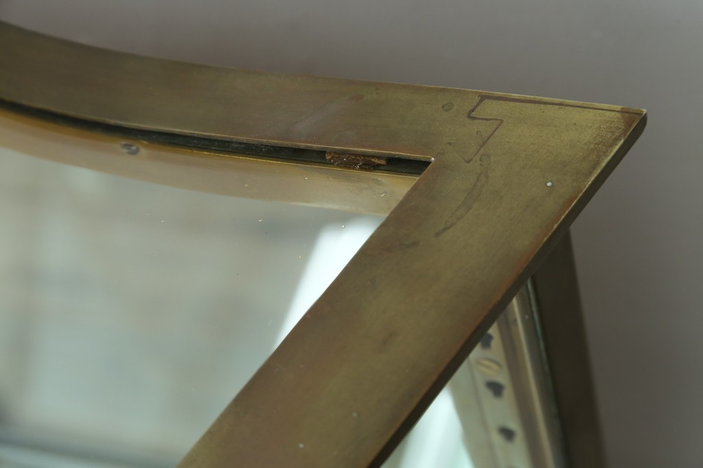 フランスアンティーク　高級品　真鍮(しんちゅう)フレーム　曲げガラス天板のおしゃれなガラスケース　(R-082104)