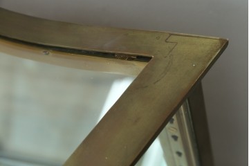 フランスアンティーク　高級品　真鍮(しんちゅう)フレーム　曲げガラス天板のおしゃれなガラスケース　(R-082104)