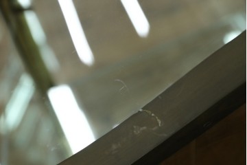 フランスアンティーク　高級品　真鍮(しんちゅう)フレーム　曲げガラス天板のおしゃれなガラスケース　(R-082104)