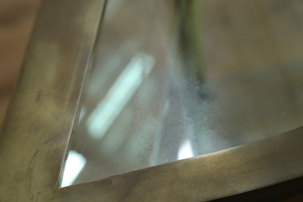 フランスアンティーク　高級品　真鍮(しんちゅう)フレーム　曲げガラス天板のおしゃれなガラスケース　(R-082104)