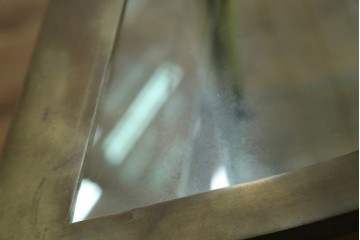 フランスアンティーク　高級品　真鍮(しんちゅう)フレーム　曲げガラス天板のおしゃれなガラスケース　(R-082104)