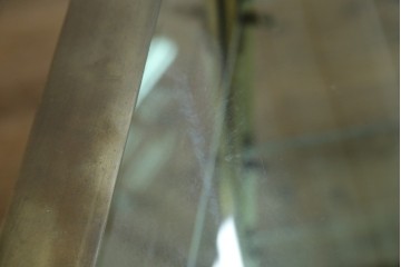 フランスアンティーク　高級品　真鍮(しんちゅう)フレーム　曲げガラス天板のおしゃれなガラスケース　(R-082104)