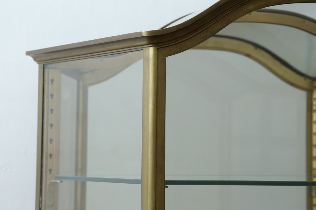 フランスアンティーク　高級品　真鍮(しんちゅう)フレーム　曲げガラス天板のおしゃれなガラスケース　(R-082104)