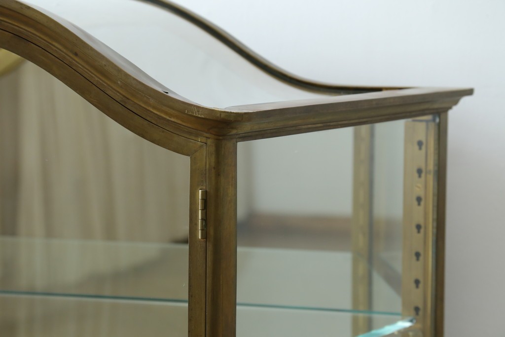 フランスアンティーク　高級品　真鍮(しんちゅう)フレーム　曲げガラス天板のおしゃれなガラスケース　(R-082104)