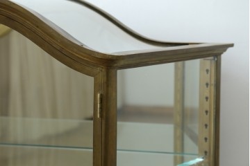 フランスアンティーク　高級品　真鍮(しんちゅう)フレーム　曲げガラス天板のおしゃれなガラスケース　(R-082104)