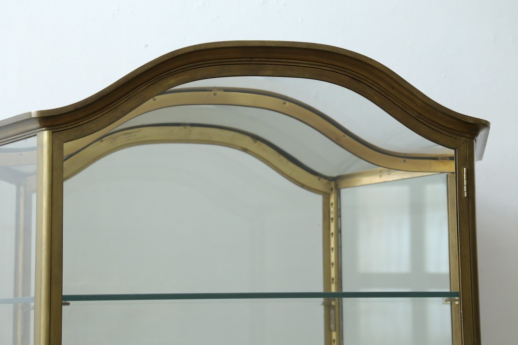 フランスアンティーク　高級品　真鍮(しんちゅう)フレーム　曲げガラス天板のおしゃれなガラスケース　(R-082104)