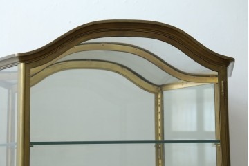 フランスアンティーク　高級品　真鍮(しんちゅう)フレーム　曲げガラス天板のおしゃれなガラスケース　(R-082104)