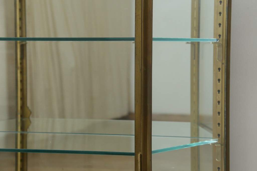 フランスアンティーク　高級品　真鍮(しんちゅう)フレーム　曲げガラス天板のおしゃれなガラスケース　(R-082104)