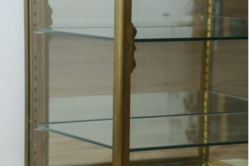 フランスアンティーク　高級品　真鍮(しんちゅう)フレーム　曲げガラス天板のおしゃれなガラスケース　(R-082104)