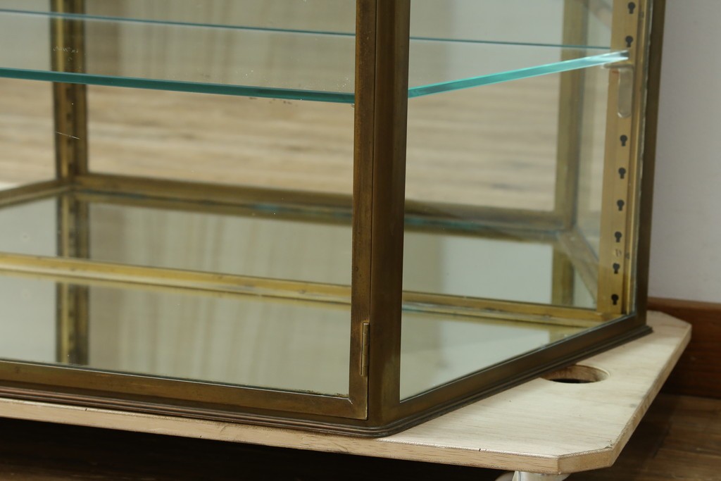 フランスアンティーク　高級品　真鍮(しんちゅう)フレーム　曲げガラス天板のおしゃれなガラスケース　(R-082104)
