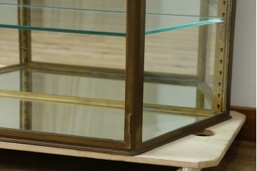 フランスアンティーク　高級品　真鍮(しんちゅう)フレーム　曲げガラス天板のおしゃれなガラスケース　(R-082104)