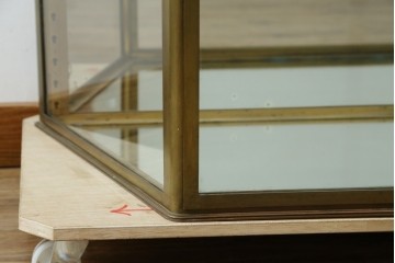 フランスアンティーク　高級品　真鍮(しんちゅう)フレーム　曲げガラス天板のおしゃれなガラスケース　(R-082104)