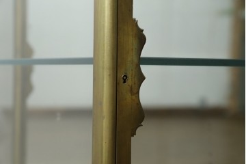 フランスアンティーク　高級品　真鍮(しんちゅう)フレーム　曲げガラス天板のおしゃれなガラスケース　(R-082104)