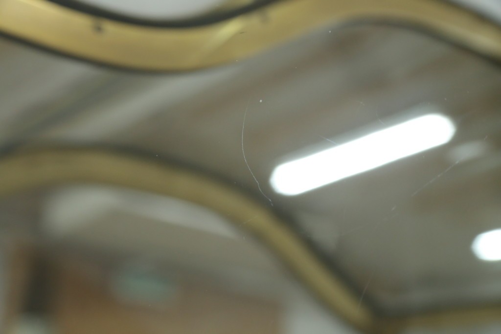 フランスアンティーク　高級品　真鍮(しんちゅう)フレーム　曲げガラス天板のおしゃれなガラスケース　(R-082104)